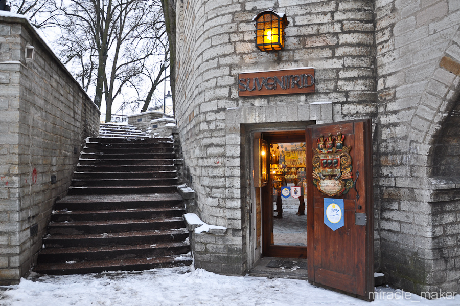 Одна из сувенирных лавок расположена прямо у входа в старый город. Таллин, Эстония