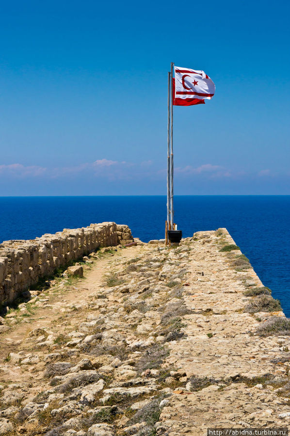 Два флага на оккупированной территории везде! Кирения, Турецкая Республика Северного Кипра