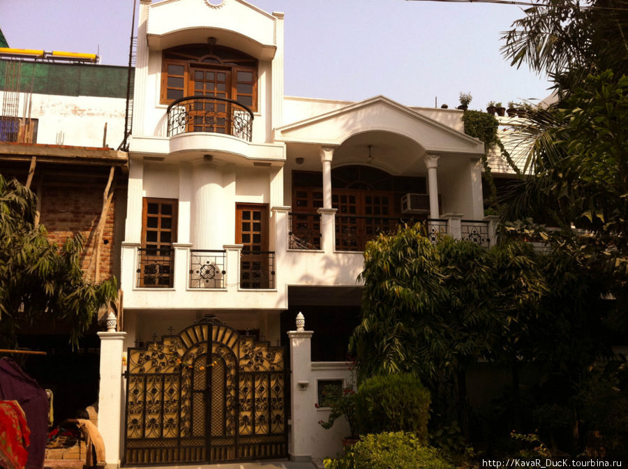 Такие дома сосествуют с трущобами Дели, Индия