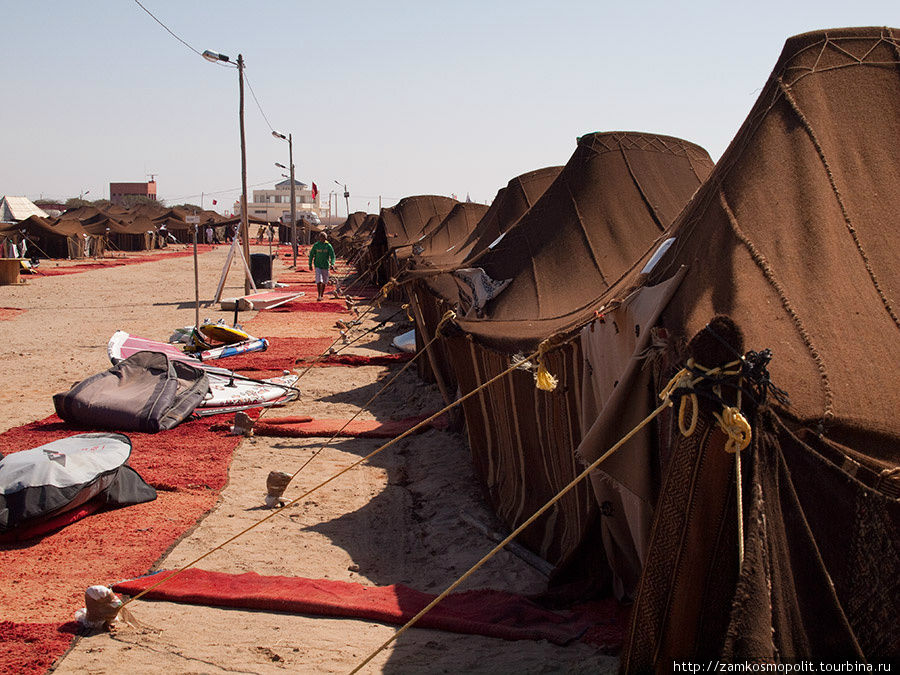 Серферы тусуются в Дахле круглый год, для них есть специальный лагерь в весьма живописном месте. Но он находится далеко от города. Поэтому для участников фестиваля на окраине Дахлы сооружают временный лагерь из традиционных палаток сахарских кочевников. Дахла, Западная Сахара