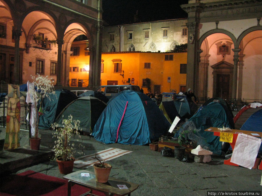 они тут живут с 11.11.2011, протестуют против всего Флоренция, Италия