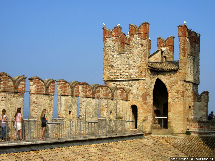 Уютный городок со средневековой крепостью Сирмионе, Италия