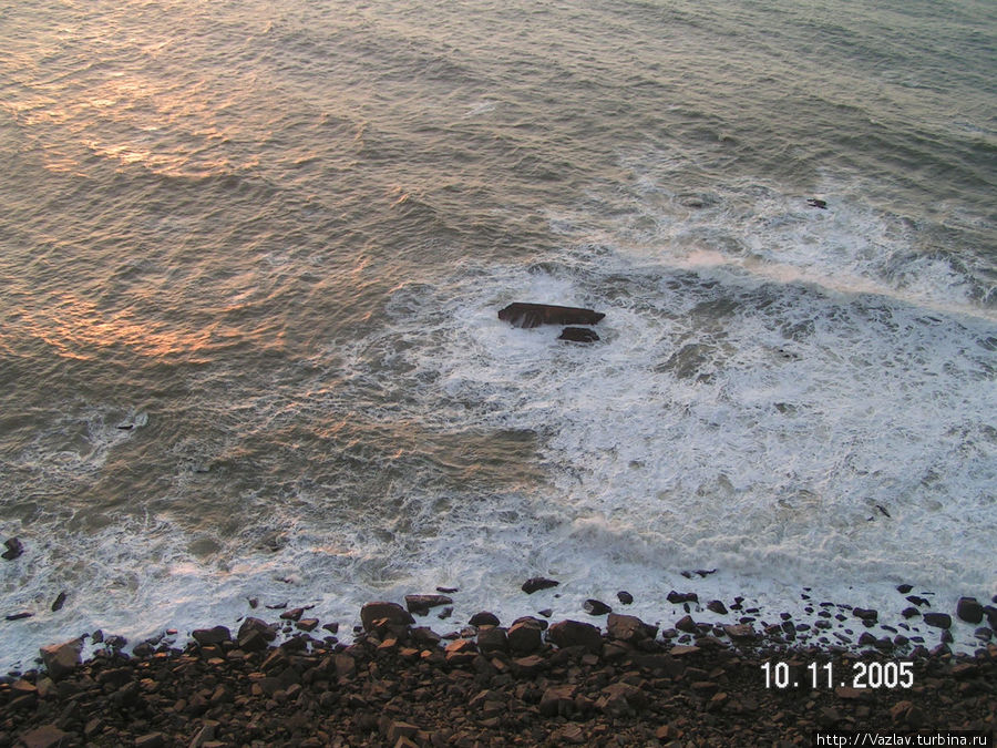 Волны бьют в берег неумолчно Синтра, Португалия