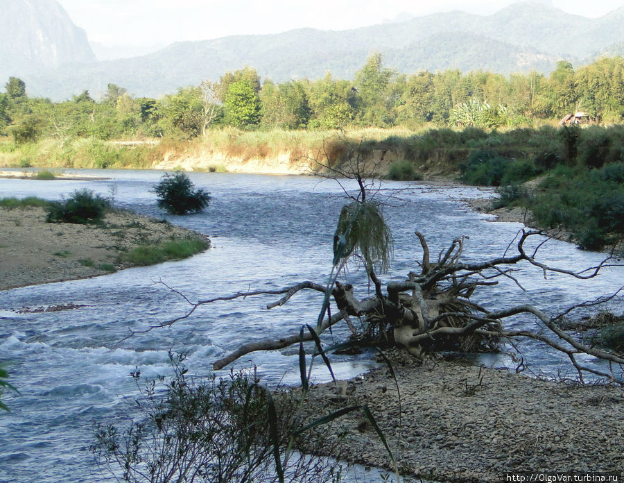 Уж не тот ли это ручеек, которому дает жизнь водопад Ванвьенг, Лаос