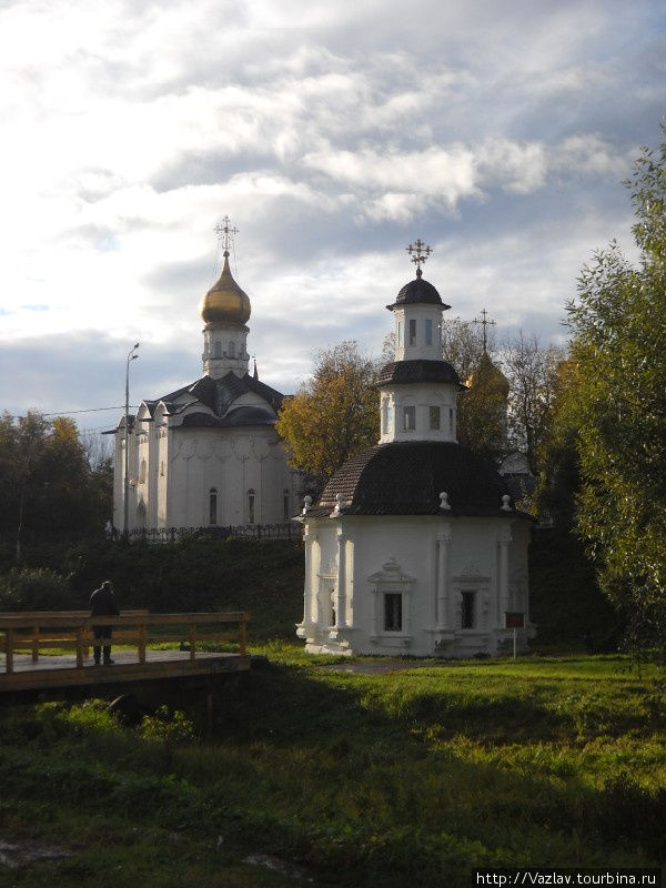На переднем плане Пятницкая церковь, сзади Введенская Сергиев Посад, Россия