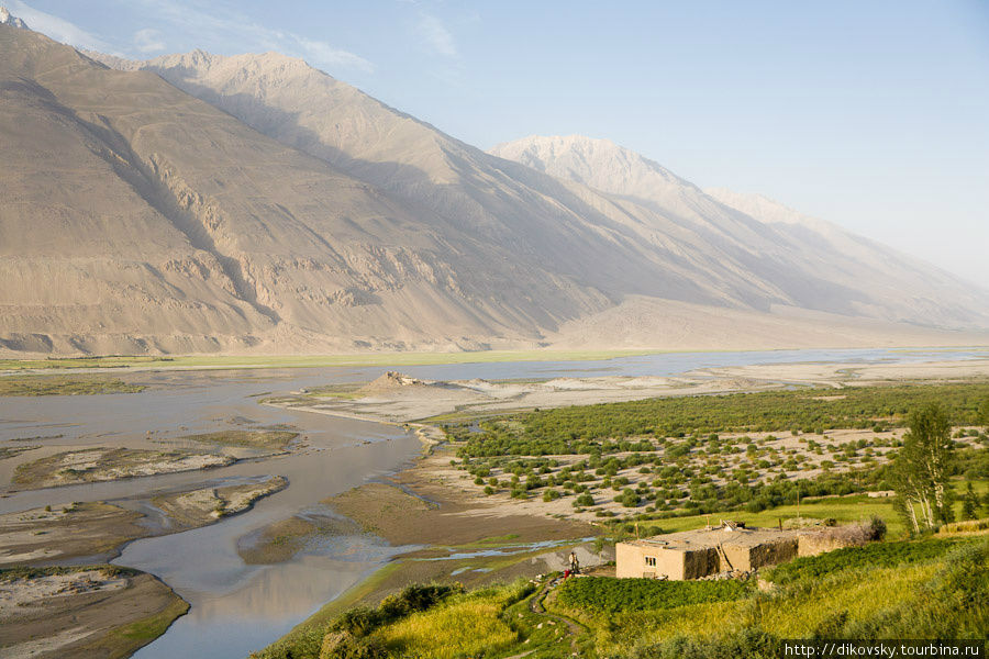 Долина Пянджа и Афганистан с той стороны Таджикский Национальный парк, Таджикистан