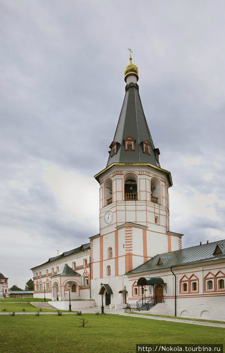 Валдайский Иверский Богородицкий Святоозерский монастырь. Кельи и колокольня
