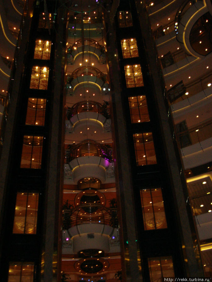 Лифты снуют вверх-вниз Лифты снуют вверх-вниз