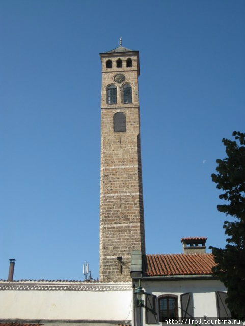 Высоченная башня в самой середине района Сараево, Босния и Герцеговина