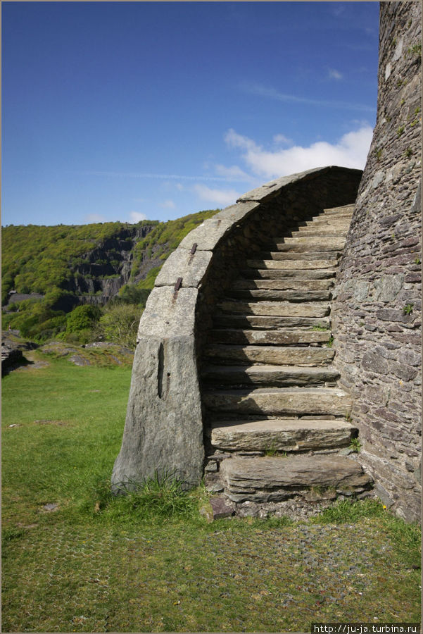 Вероятно, позднее к башне была пристроена винтовая каменная лестница, по которой до сих пор можно подняться и полюбоваться прекрасными видами горного ущелья Лланберис на юге и озера Ллин Падарн на севере. Лланберис, Великобритания