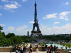 Вот уже больше сотни лет Эйфелева башня остается эмблемой Парижа, изящно и горделиво вознося к небу свой ажурный силуэт, известный во всем мире.