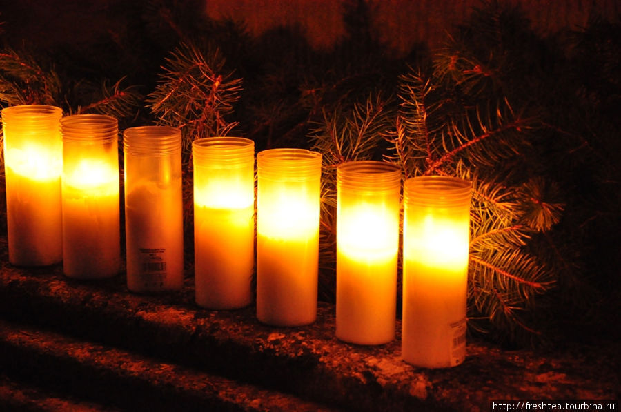 Свечи, которыми по традиции будут зажигать 4-ю свечу в рождественском венке за неделю до праздника. Пьештяны, Словакия