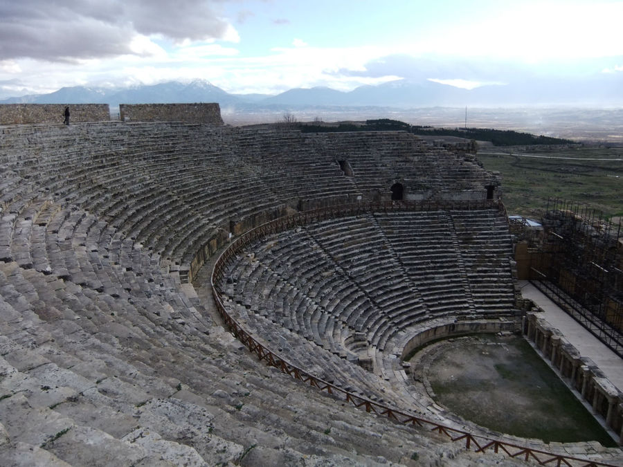 Этот театр вмещал до 15 тыс. зрителей Памуккале (Иерополь античный город), Турция