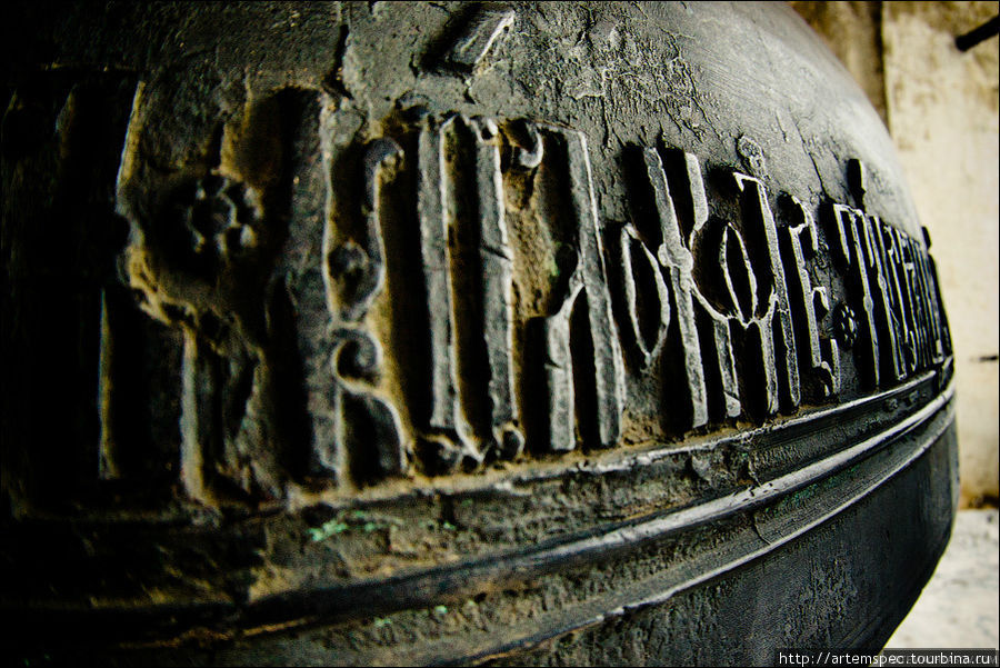Около глав и краев проходит колоколов проходит рельефная надпись, выполненная вязью на церковно-славянском языке. Ростов, Россия