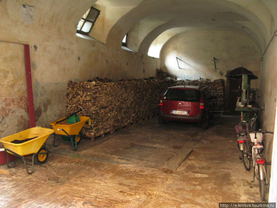 в чьей-то подворотне — тележка, машина, дрова Белладжо, Италия