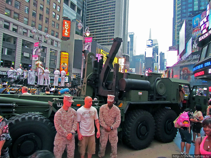Бравые солдаты? с удоувольствием фотографируются со всеми желащими Нью-Йорк, CША