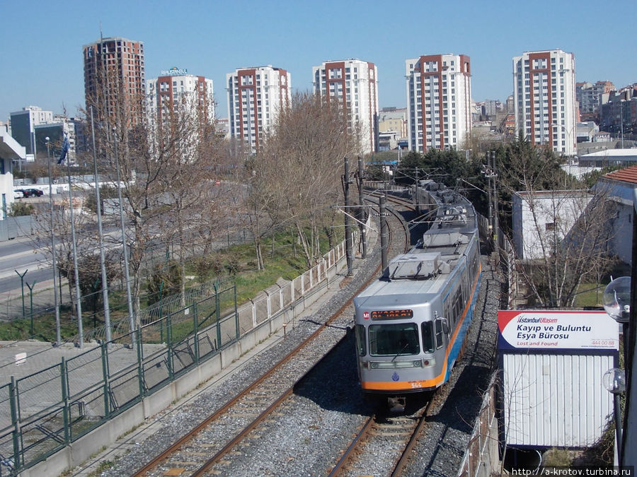 метро — линия лёгкого метро Аксарай — Аэропорт, в наземной части Стамбул, Турция