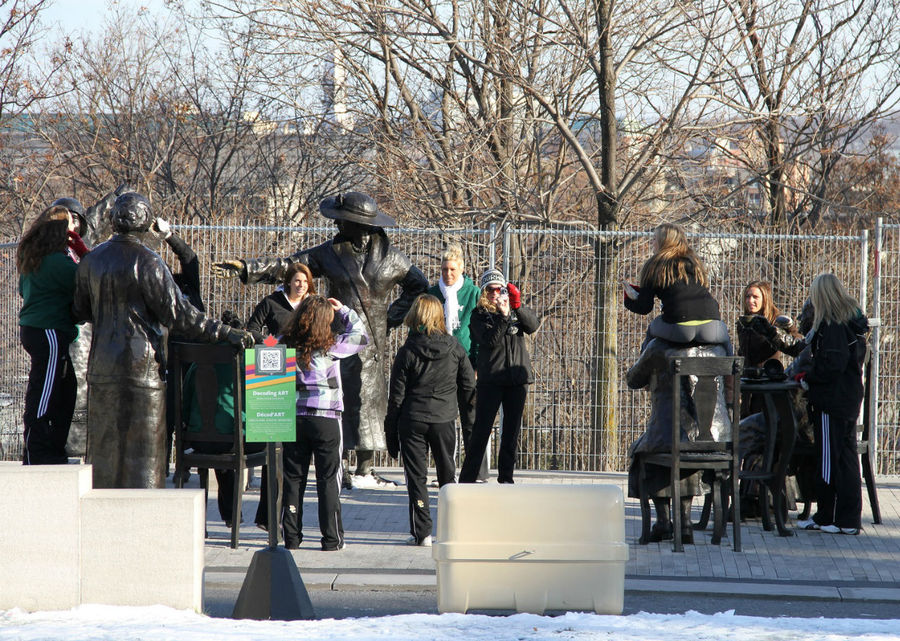 Молодые феминистки облепили старых:) Молодые феминистки облепили старых:)