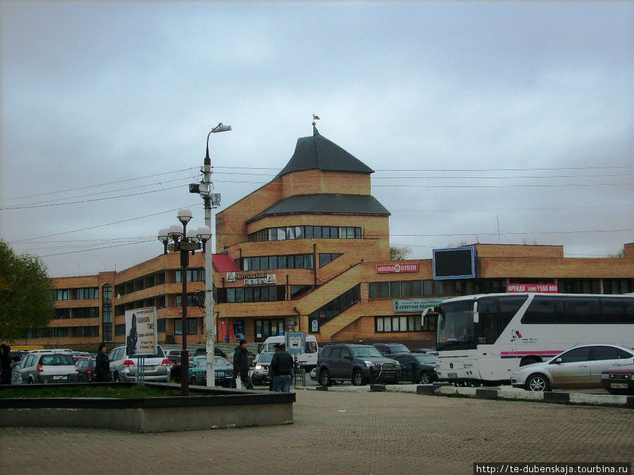 Отель Дмитрова. На его месте находилась пристань, а рядом само поселение и рынок. Дмитров, Россия