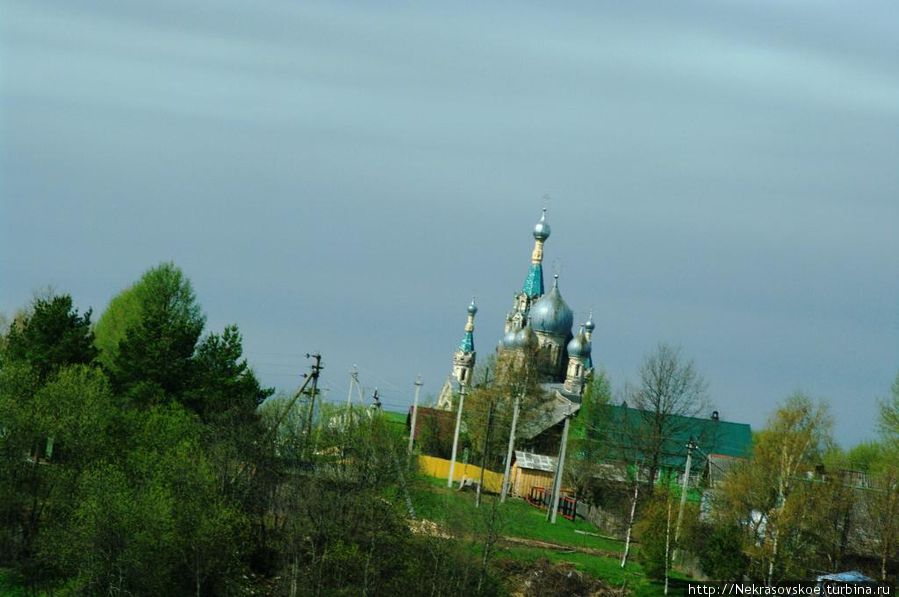 Спасский собор видно уже на въезде в село Кукобой. Время — 10.57 Россия