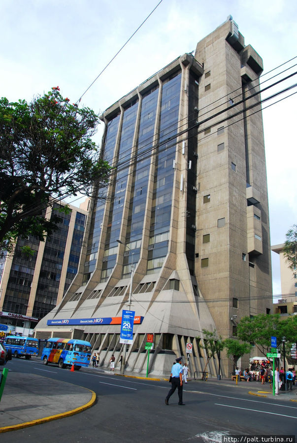 В районе Мирафлорес расположены многие из немногих высоток Лимы. Лима, Перу В районе Мирафлорес расположены многие из немногих высоток Лимы. Лима, Перу