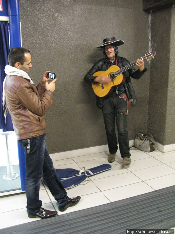 Музыкант в метро привлёк внимание — не только моё Милан, Италия