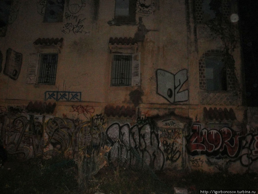 Графити на заброшенных зданиях по пути к такси. Как-то жутковато было, честно говоря. Но это пока в отель не вернулись. Сан-Хуан, Пуэрто-Рико