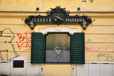 Фасад с витриной одной из старейших аптек города у основания Михалской браны... Увы, с автографами мастеров нового жанра — уличного граффити.