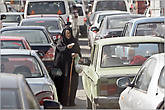 Египтяне очень любят торговать. При этом торговцы очень навязчивы. Приходилось видеть даже вот такую картину, когда женщина буквально бросалась под машины, предлагая сигареты.
*