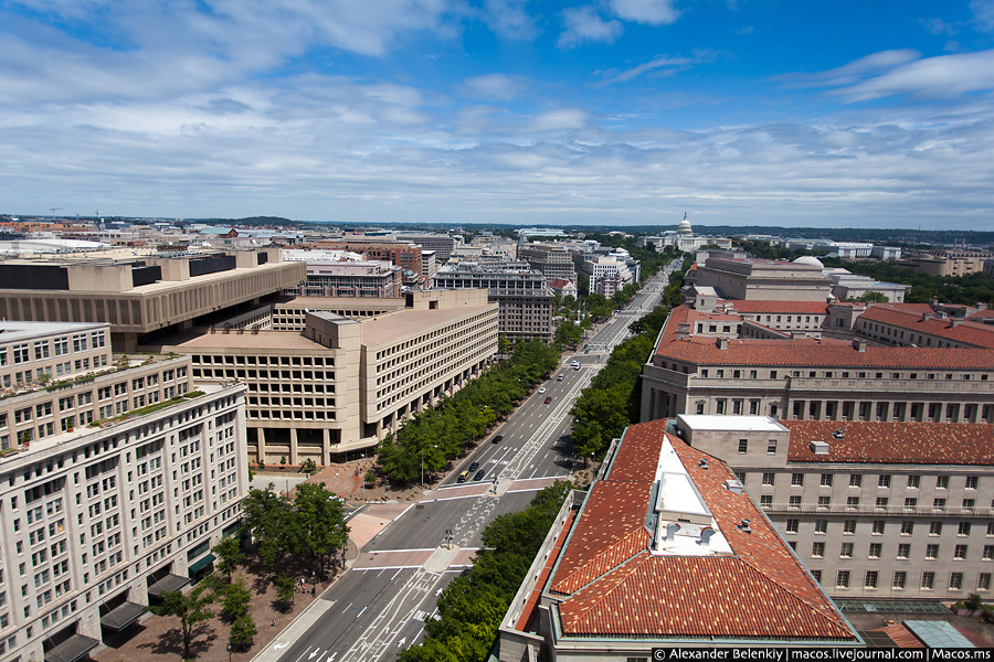 Массивное жёлтое здание слева это штаб-квартира Федерального Бюро расследований. Вашингтон, CША