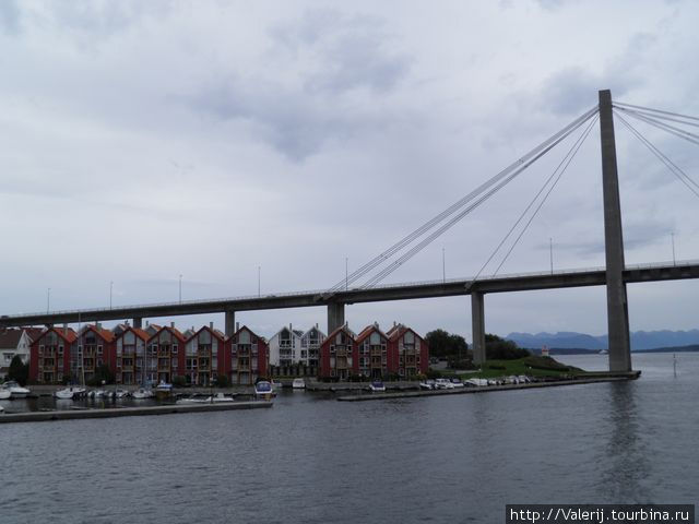 Проходим под вантовым мостом Ставангер, Норвегия