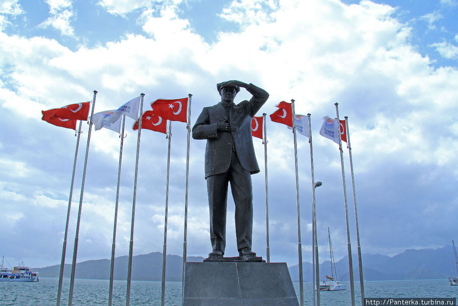 Отец всех турок стоит в каждом городе, Мармарис не исключение. Можно проводить аналогию с Лениным по количеству памятников... Мармарис, Турция