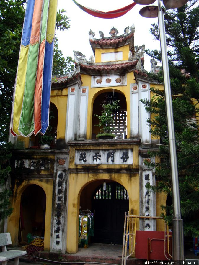Храм неподалеку от пагоды Ханой, Вьетнам