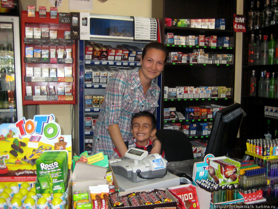 Тамара с сыном в своём магазине. Ноябрь 2010 Дидим, Турция