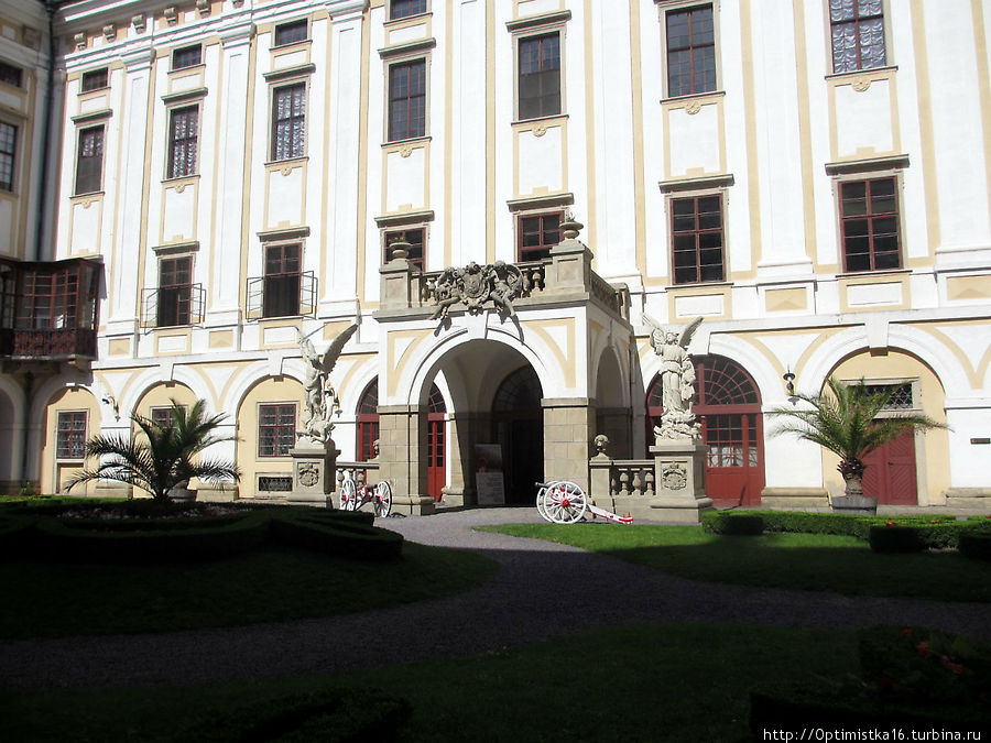 Вход в Архиепископский замок из внутреннего двора Кромержиж, Чехия