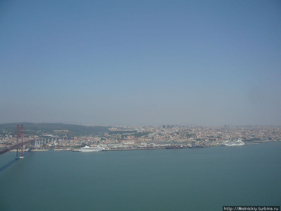 Вид на город со смотровой площадки статуи Христа Спасителя Лиссабон, Португалия