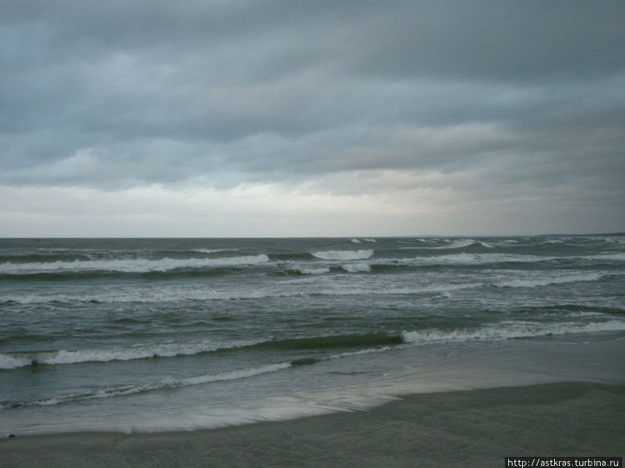 песчаные пляжи Балтийска и начинающийся шторм Балтийск, Россия