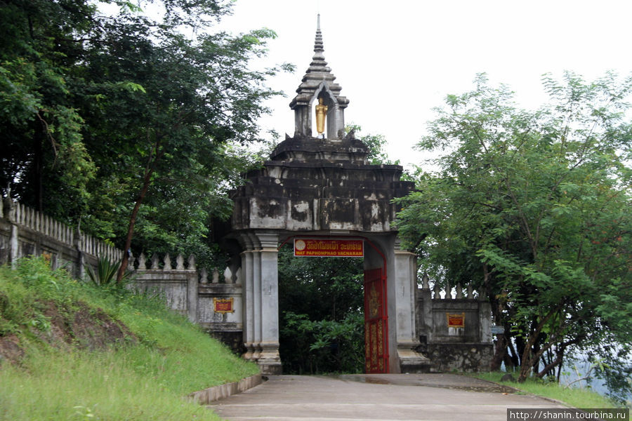 Ворота территории Пагоды мира Луанг-Прабанг, Лаос