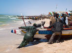 Рыбный рынок в Нуакшоте. Яркие лодки не местные, а сенегальские. Большинство рыбаков в Мавритании — гастарбайтеры из более южных стран Африки.