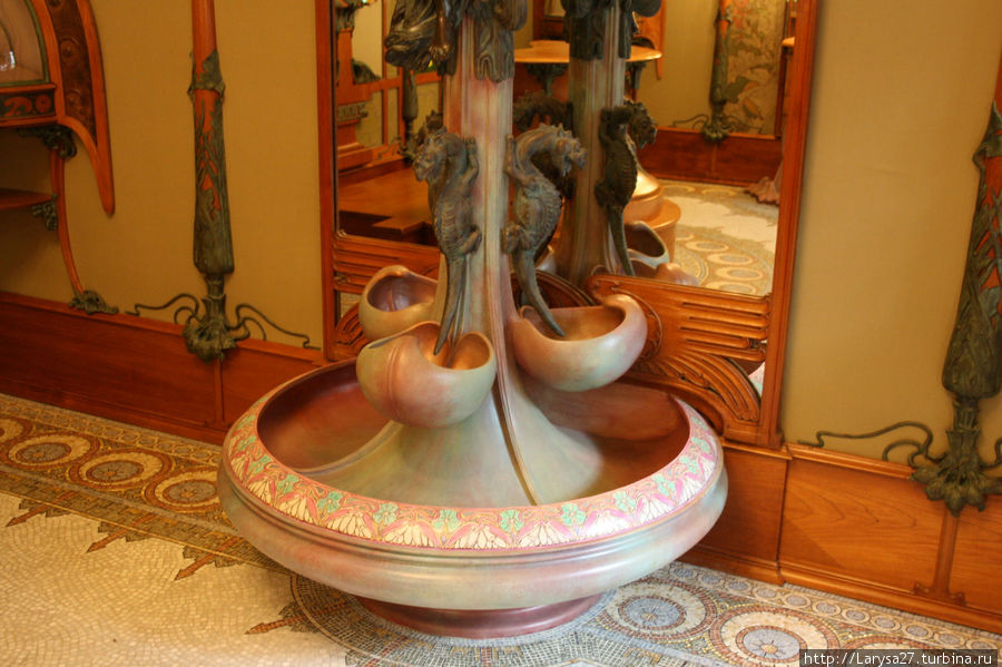 Нижняя часть фонтана Нижняя часть фонтана