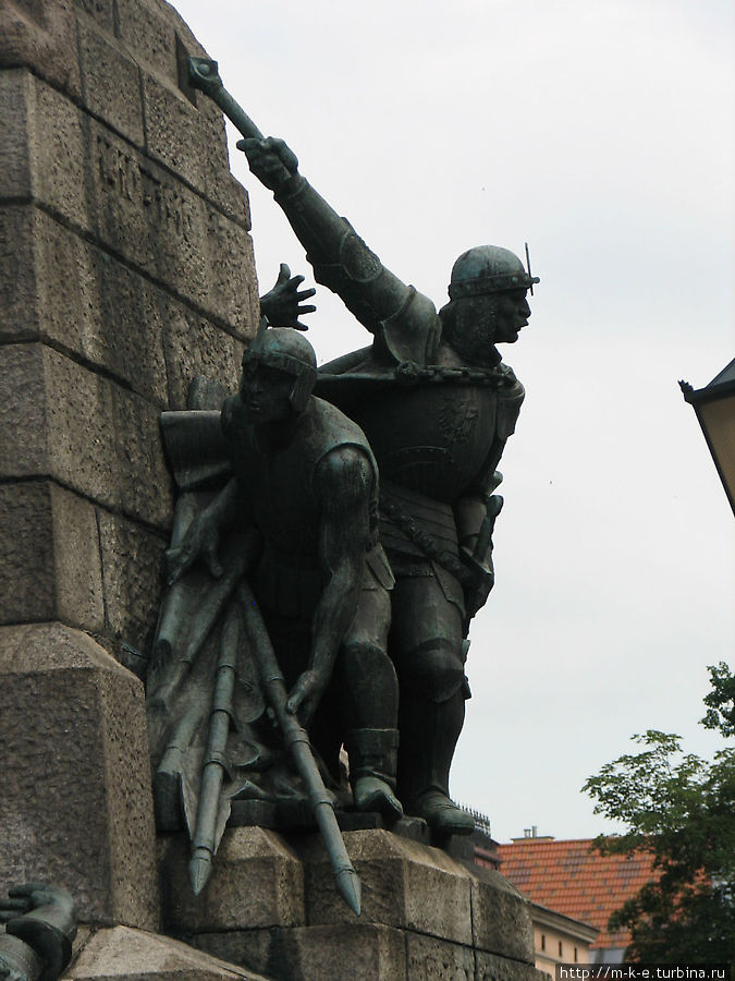 Монумент — скульптуры справа Краков, Польша