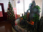 Вестибюль ресторана украшен к Рождеству.
