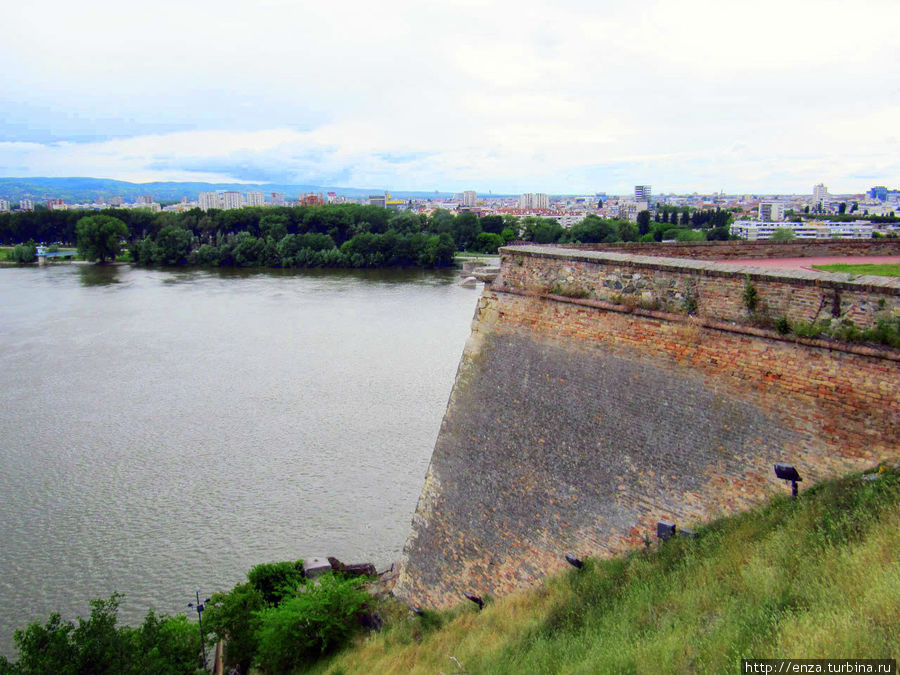 Высота некоторых стен достигает 100 м. Петроварадин, Сербия