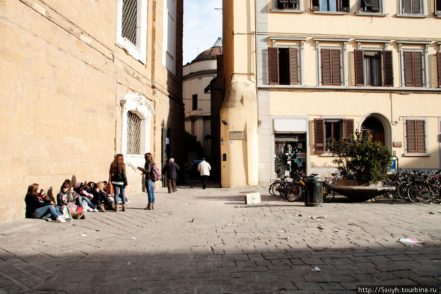 Встретить во Флоренции сидящего прямо на земле человека — проще простого. У стен, на ступенях, на выступах, на всем, на чем сидится, на том и сидят. Флоренция, Италия