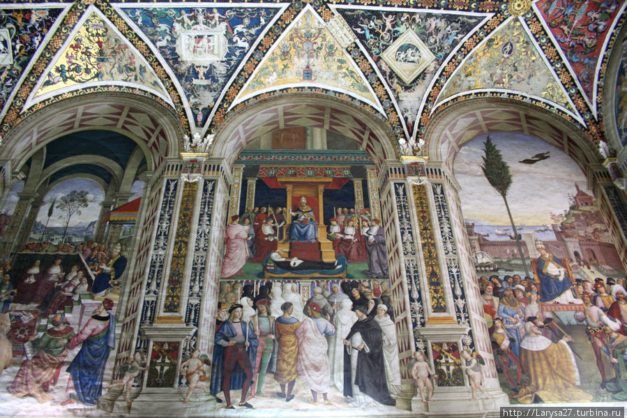 Цикл фресок о жизни и деяниях Энеа Сильвио Пикколомини, папы Пия II, в библиотеке Сиенского собора. В центре фреска — Папа Пий II причисляет Екатерину Сиенскую к лику святых Сиена, Италия