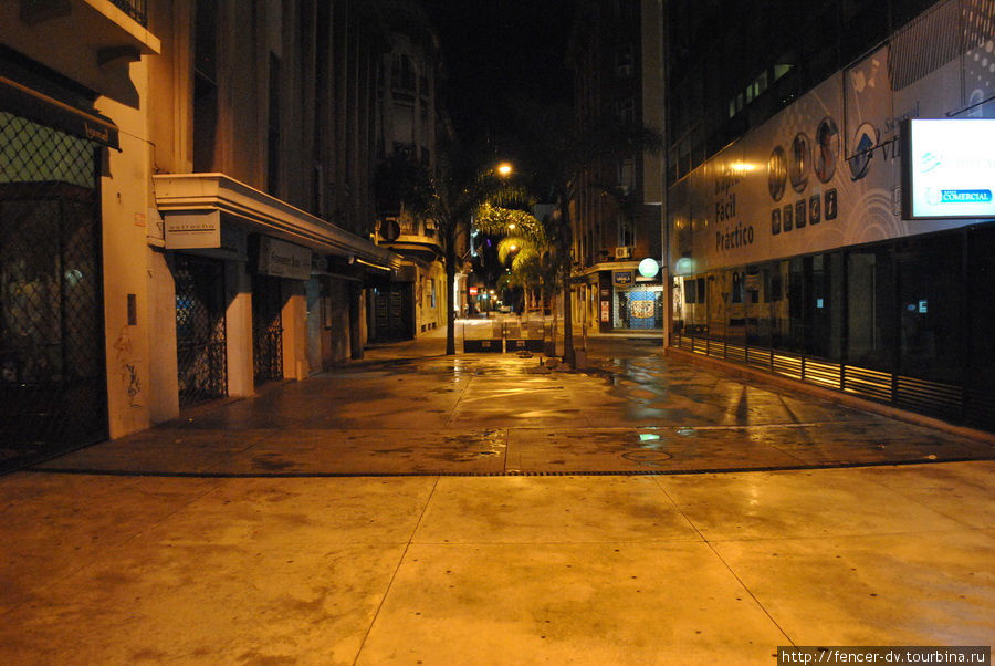 Главная пешеходная улица города ночью абсолютно мертва Монтевидео, Уругвай