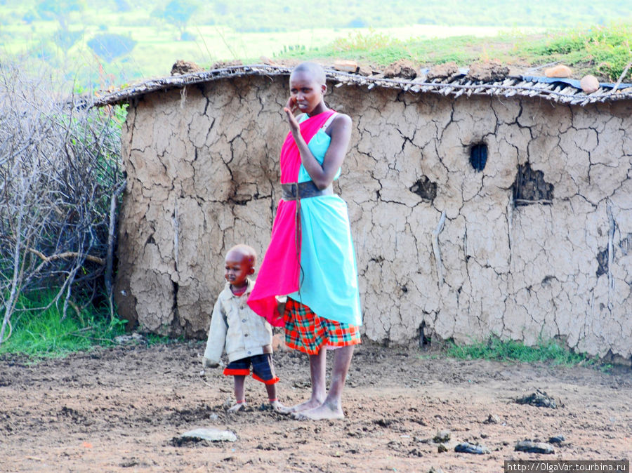 У этой масайки пока один ребенок, но у нее еще всё впереди, одним ребенком женщина-масайка не ограничивается Масаи-Мара Национальный Парк, Кения