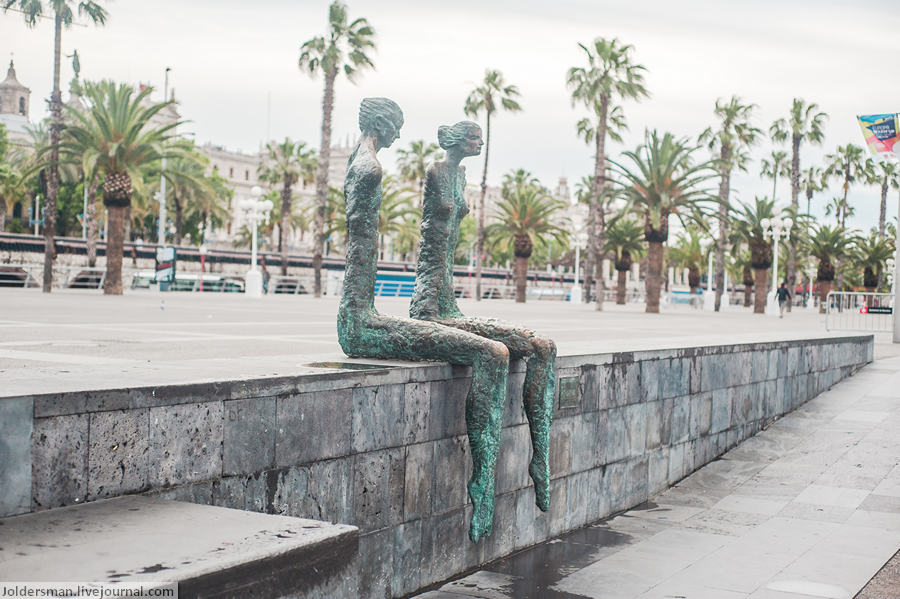 Безрукая пара, предполагаю, влюбленная, смотрящая на гавань Барселоны. Барселона, Испания