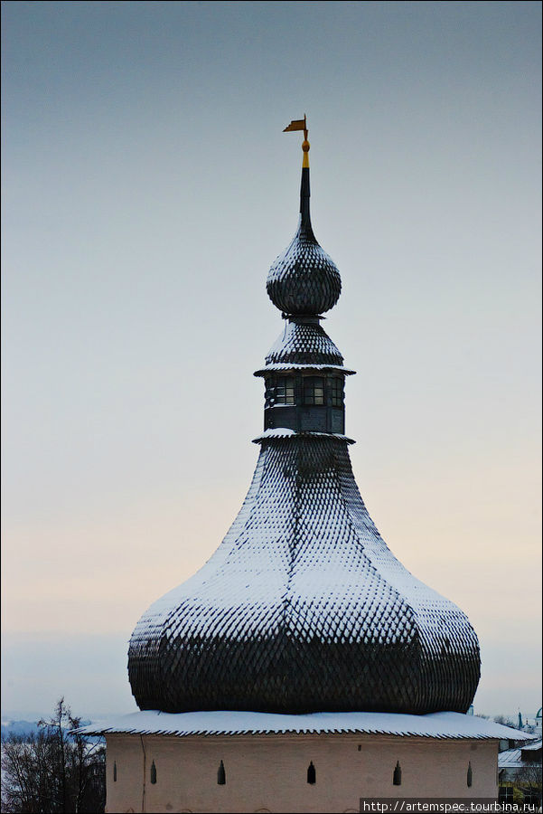 Одна из башен кремля в лучах начинающегося заката Ростов, Россия