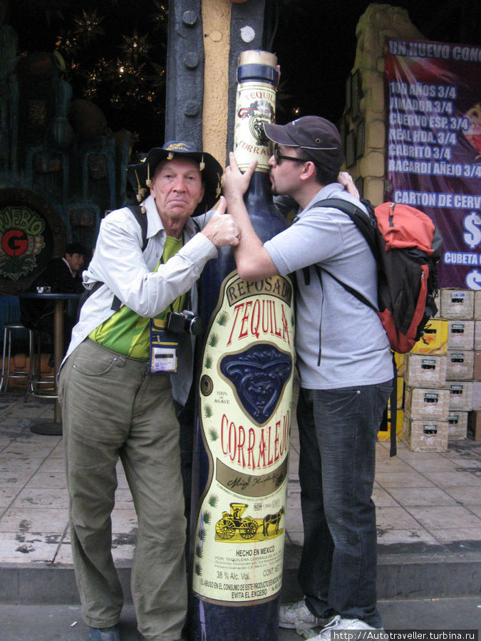 А эта бутыль Текилы перед входом в кафе. Это мы уже вышли и никак не можем расстаться. А эта бутыль Текилы перед входом в кафе. Это мы уже вышли и никак не можем расстаться.